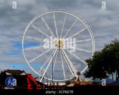 Noch sieben Tage - dann startet das Neusser Schuetzenfest und die Kirmes mit Riesenrad und Achterbahn - der Aufbau laeuft auf vollen Touren Kirmes Rummelplatz Riesenrad Aufbau *** sept jours avant le Neuss Schuetzenfest et la foire avec grande roue et roller coaster départ - la construction est en pleine roue Fairground Ferris construction Banque D'Images