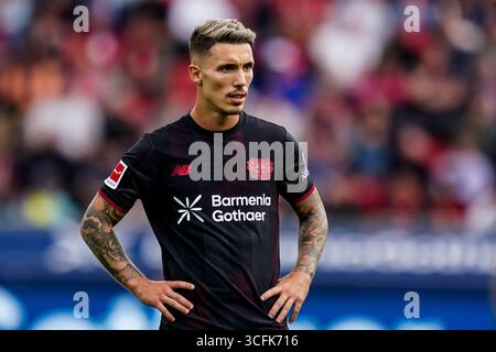 LEVERKUSEN, ALLEMAGNE - 23 AOÛT : Alejandro Grimaldo du Bayer 04 Leverkusen regarde pendant le match de Bundesliga entre Bayer 04 Leverkusen et TSG Hoffenheim à BayArena le 23 août 2025 à Leverkusen, Allemagne. (Photo de René Nijhuis) Banque D'Images