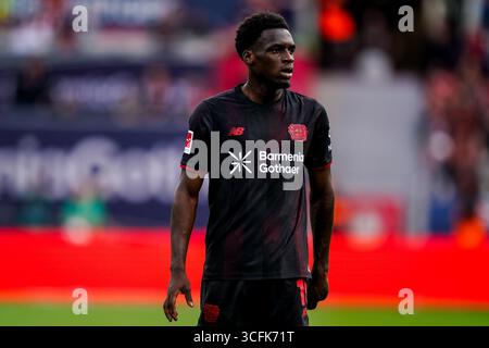 LEVERKUSEN, ALLEMAGNE - 23 AOÛT : Ernest Poku de Bayer 04 Leverkusen regarde pendant le match de Bundesliga entre Bayer 04 Leverkusen et TSG Hoffenheim à BayArena le 23 août 2025 à Leverkusen, Allemagne. (Photo de René Nijhuis) Banque D'Images
