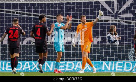 Le gardien de but Mark Flekken de Bayer Leverkusen regarde pendant le 1er Allemand. Match de Bundesliga entre Bayer 04 Leverkusen et TSG Hoffenheim à Leverkusen le 23 août 2025 à BayArena, Allemagne. (Crédit : Marcel ter bals/MTB-photo/Alamy Live News) Banque D'Images