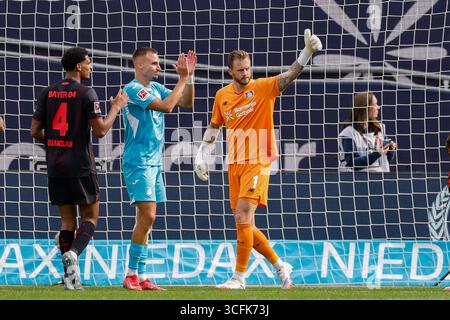 Le gardien de but Mark Flekken de Bayer Leverkusen regarde pendant le 1er Allemand. Match de Bundesliga entre Bayer 04 Leverkusen et TSG Hoffenheim à Leverkusen le 23 août 2025 à BayArena, Allemagne. (Crédit : Marcel ter bals/MTB-photo/Alamy Live News) Banque D'Images