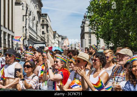 Pride in London 2024 Parade foule avec Rainbow Flags. Londres, Royaume-Uni, 29 juin 2024 Banque D'Images
