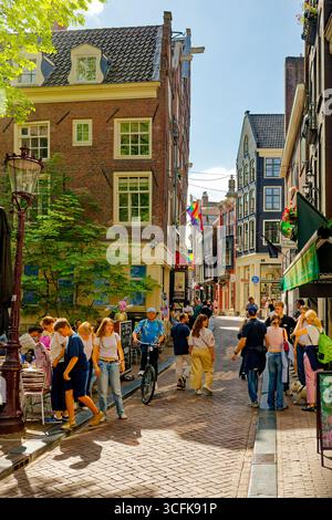 Quartier commerçant piétonnier bondé d'Amsterdam avec des bâtiments hollandais traditionnels et la vie de rue Banque D'Images