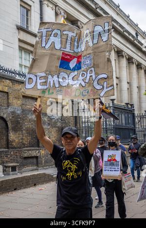 Les Hongkongais et les membres de la diaspora chinoise se sont rassemblés dans le centre de Londres pour protester contre le projet de construction d'une méga ambassade chinoise. Les manifestants ont exprimé leurs inquiétudes quant à l’influence de Pékin et ont soulevé des questions de droits humains, appelant le gouvernement britannique à arrêter le projet. Banque D'Images