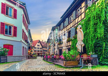 Vieille ville Strasbourg ville historique Centre ville la petite France, rue piétonne avec maisons médiévales, vieux bâtiments colorés, restaurant de rue Banque D'Images