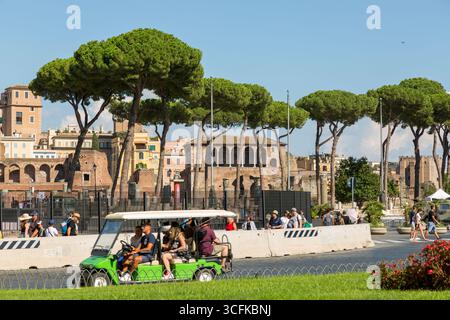 Rome, Italie - 16 août 2019 : touristes et résidents de Rome au milieu des sites touristiques de Rome Banque D'Images