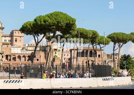 Rome, Italie - 16 août 2019 : touristes et résidents de Rome au milieu des sites touristiques de Rome Banque D'Images