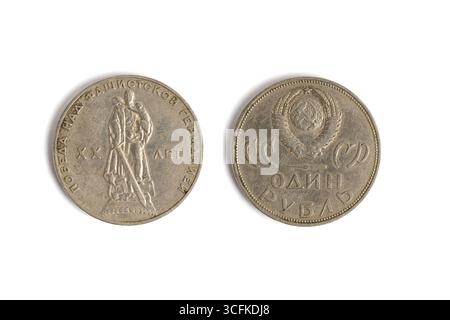 Vieille pièce isolée sur un fond blanc. Un rouble russe Banque D'Images