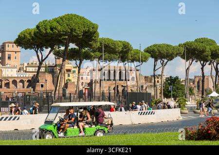 Rome, Italie - 16 août 2019 : touristes et résidents de Rome au milieu des sites touristiques de Rome Banque D'Images