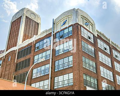 Studebaker Building, Columbia University, extérieur du bâtiment, vue en angle bas, campus de Manhattanville, 615 West 131st Street, West Harlem, New York Banque D'Images