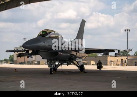 U.S. Air Force Brig. Gen. Michael Stohler, adjudant général adjoint de la Garde nationale de l'air de l'Indiana - air, se prépare à prendre un taxi dans un F-16D Fighting Falcon A. Banque D'Images