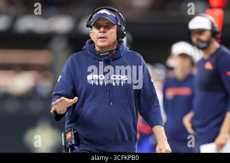La Nouvelle-Orléans, États-Unis. 23 août 2025. L'entraîneur-chef des Broncos de Denver, Sean Payton, réagit à un match lors d'un match de pré-saison de la NFL le samedi 23 août 2025 au Caesars Superdome de la Nouvelle-Orléans, en Louisiane. (Photo de Peter G. Forest/Sipa USA) crédit : Sipa USA/Alamy Live News Banque D'Images