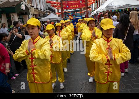 Londres, Royaume-Uni. 23 août 2025. Les membres du mouvement Falun Gong prient pendant une procession. Les membres du mouvement Falun Gong prennent part à une procession dans les rues de Londres appelant à la fin de la persécution de leurs croyances par le Parti communiste chinois. Crédit : SOPA images Limited/Alamy Live News Banque D'Images
