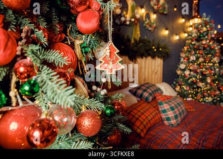 Décoration classique Christmass ou nouvel an avec beaucoup de boîtes cadeaux sous épicéa dans une chambre avec mur de briques. Vintage nouvel an decore. Ambiance de Noël Banque D'Images
