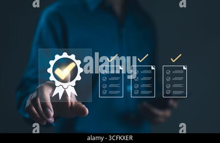 Concept de liste de contrôle de normalisation et de certification. Conformité à la réglementation et à la norme. Gestion avec assurance qualité AQ. Contrôle qualité CQ Banque D'Images