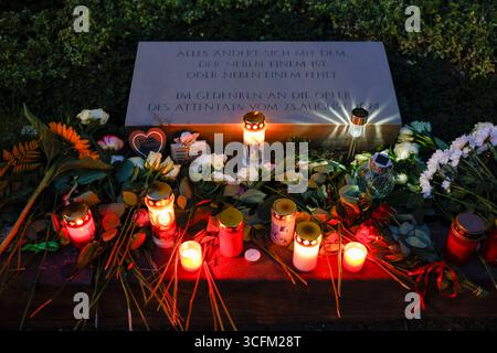 Solingen, Allemagne. 23 août 2025. Des fleurs et des bougies sont placées sur la pierre commémorative non loin de la scène du crime pour les victimes de l'attentat terroriste de Solingen. Crédit : Thomas Banneyer/dpa/Alamy Live News Banque D'Images