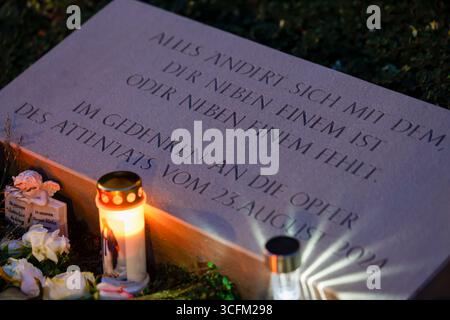 Solingen, Allemagne. 23 août 2025. Des fleurs et des bougies sont placées sur la pierre commémorative non loin de la scène du crime pour les victimes de l'attentat terroriste de Solingen. Crédit : Thomas Banneyer/dpa/Alamy Live News Banque D'Images
