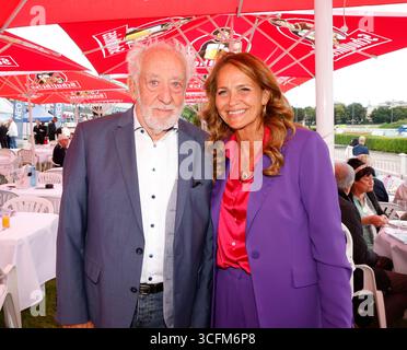 Dieter Hallervorden mit ehefrau Christiane Hallervorden BEI Deutschlands Traberderby auf der Rennbahn Berlin-Mariendorf. *** Dieter Hallervorden avec son épouse Christiane Hallervorden au Germanys trotting Derby à l'hippodrome de Berlin Mariendorf Banque D'Images