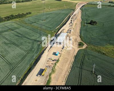 Excavatrices lourdes et camions à benne basculante travaillant sur la construction d'une nouvelle voie de contournement de la ville près de Jihlava Banque D'Images