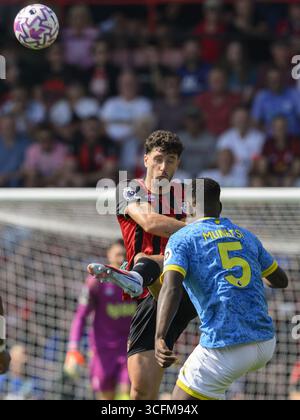 Bournemouth, Royaume-Uni. 23 août 2025. Bournemouth, Angleterre, 23 août 2025 : Marcos Senesi de Bournemouth (à gauche) efface le ballon malgré les attentions du Marshall Munetsi des Wolverhampton Wanderers lors du match de premier League entre l'AFC Bournemouth et les Wolverhampton Wanderers au Vitality Stadium de Bournemouth, en Angleterre. (Photo de David Horton/Sports Press photo) crédit : SPP Sport Press photo. /Alamy Live News Banque D'Images