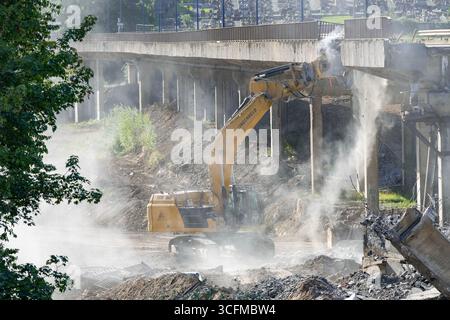 Herserange, France - vue sur une pelle sur chenilles jaunes CAT 352 pour la démolition d'un vieux viaduc routier sur un chantier de construction. Banque D'Images