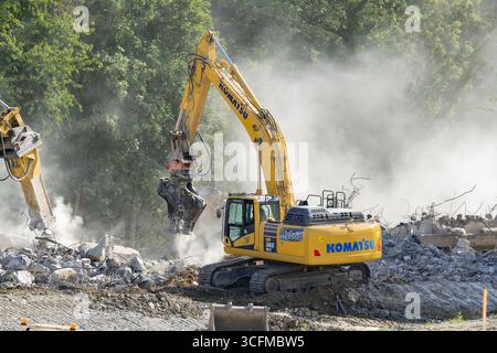 Herserange, France - vue sur une pelle sur chenilles jaunes Komatsu HB365NLC pour la démolition d'un vieux viaduc routier sur un chantier de construction. Banque D'Images