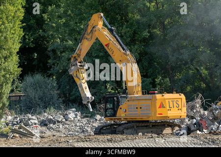 Herserange, France - vue sur une pelle sur chenilles jaunes CAT 374 pour la démolition d'un vieux viaduc routier sur un chantier de construction. Banque D'Images