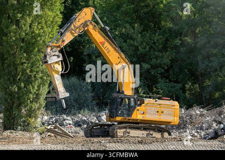 Herserange, France - vue sur une pelle sur chenilles jaunes CAT 374 pour la démolition d'un vieux viaduc routier sur un chantier de construction. Banque D'Images