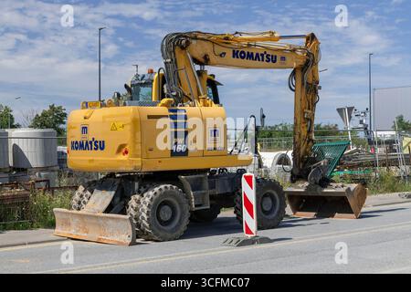 Wickrange, Luxembourg - vue sur une pelle sur roues jaune Komatsu PW160-10 pour le terrassement sur un chantier. Banque D'Images