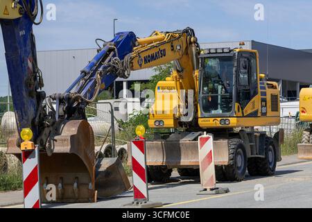 Wickrange, Luxembourg - vue sur une pelle sur roues jaune Komatsu PW180-11 pour le terrassement sur un chantier de construction. Banque D'Images