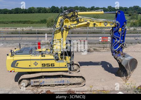 Wickrange, Luxembourg - vue sur une pelle sur chenilles jaunes Liebherr R 956 Litronic pour travaux de terrassement sur un chantier. Banque D'Images