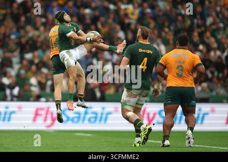 LE CAP, AFRIQUE DU SUD - 23 AOÛT : Cheslin Kolbe, de l'Afrique du Sud, bat Max Jorgensen, de l'Australie, dans le ballon haut lors du match de championnat de rugby Castle Lager entre l'Afrique du Sud et l'Australie au stade DHL le 23 août 2025 au Cap, en Afrique du Sud. Photo de Shaun Roy/Alamy Live News Banque D'Images
