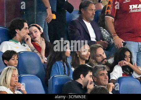 Rome, Latium. 24 août 2025. Damiano David avec sa petite amie Dove Cameron, l'actrice américaine Zoe Saldana avec son mari réalisateur Marco Perego et ses enfants dans les tribunes lors de la série A match entre AS Roma contre Bologna FC au stade olimpico à Rome, Italie, le 23 août 2025. Photographer01 crédit : Agence photo indépendante/Alamy Live News Banque D'Images