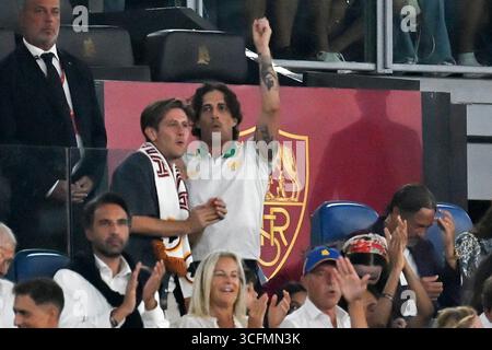 Rome, Latium. 24 août 2025. Damiano David avec sa petite amie Dove Cameron, l'actrice américaine Zoe Saldana avec son mari réalisateur Marco Perego et ses enfants dans les tribunes lors de la série A match entre AS Roma contre Bologna FC au stade olimpico à Rome, Italie, le 23 août 2025. Photographer01 crédit : Agence photo indépendante/Alamy Live News Banque D'Images
