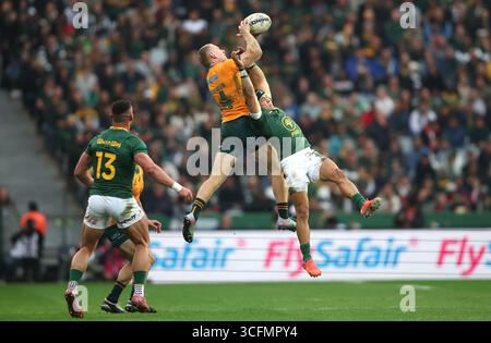 LE CAP, AFRIQUE DU SUD - 23 AOÛT : Max Jorgensen, de l'Australie, bat Cheslin Kolbe, de l'Afrique du Sud, au plus haut ballon lors du match du Championnat de rugby Castle Lager entre l'Afrique du Sud et l'Australie au stade DHL le 23 août 2025 au Cap, en Afrique du Sud. Photo de Shaun Roy/Alamy Live News Banque D'Images