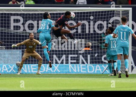Leverkusen, Allemagne. 23 août 2025. Jarell Quansah (C) de Bayer 04 Leverkusen va marquer lors du match de première division de Bundesliga entre Bayer 04 Leverkusen et TSG Hoffenheim à Leverkusen, Allemagne, 23 août 2025. Crédit : Joachim Bywaletz/Xinhua/Alamy Live News Banque D'Images