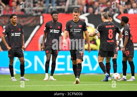 Leverkusen, Allemagne. 23 août 2025. Les joueurs de Bayer 04 Leverkusen semblent vaincus après le match de première division de Bundesliga entre le Bayer 04 Leverkusen et le TSG Hoffenheim à Leverkusen, Allemagne, 23 août 2025. Crédit : Ulrich Hufnagel/Xinhua/Alamy Live News Banque D'Images