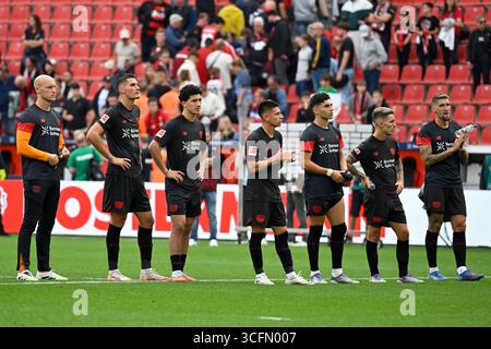 Leverkusen, Allemagne. 23 août 2025. Les joueurs de Bayer 04 Leverkusen semblent vaincus après le match de première division de Bundesliga entre le Bayer 04 Leverkusen et le TSG Hoffenheim à Leverkusen, Allemagne, 23 août 2025. Crédit : Ulrich Hufnagel/Xinhua/Alamy Live News Banque D'Images