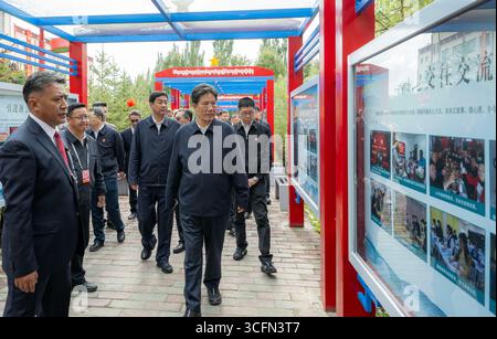 (250823) -- PÉKIN, 23 août 2025 (Xinhua) -- Losang Jamcan et des membres d'un groupe de la délégation centrale visitent un lycée à Lhassa, dans la région autonome de Xizang, au sud-ouest de la Chine. Confiés par Xi Jinping, secrétaire général du Comité central du Parti communiste chinois (PCC), les membres d’une délégation centrale se sont rendus respectivement à Qamdo, Nagqu, Nyingchi et Shannan pour s’informer des efforts locaux dans les secteurs de l’éducation, de la médecine et de la santé, et de la protection des reliques culturelles. Samedi, la délégation centrale dans la région autonome de Xizang, dans le sud-ouest de la Chine, est rentrée à Pékin après y avoir assisté Banque D'Images