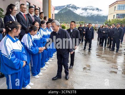 (250823) -- BEIJING, 23 août 2025 (Xinhua) -- Hu Chunhua et des membres d'un groupe de la délégation centrale visitent l'école secondaire Nyingchi no 1 à Nyingchi, dans la région autonome de Xizang, au sud-ouest de la Chine. Confiés par Xi Jinping, secrétaire général du Comité central du Parti communiste chinois (PCC), les membres d’une délégation centrale se sont rendus respectivement à Qamdo, Nagqu, Nyingchi et Shannan pour s’informer des efforts locaux dans les secteurs de l’éducation, de la médecine et de la santé, et de la protection des reliques culturelles. Samedi, la délégation centrale dans la région autonome de Xizang, dans le sud-ouest de la Chine, est retournée à Pékin A. Banque D'Images
