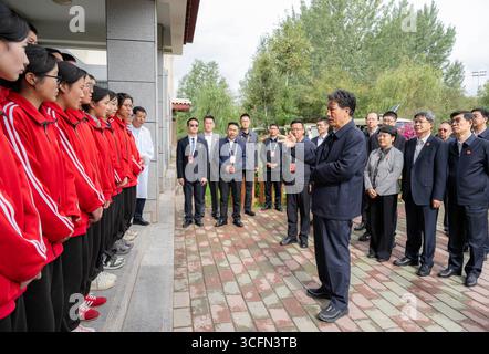 (250823) -- PÉKIN, 23 août 2025 (Xinhua) -- Losang Jamcan et des membres d'un groupe de la délégation centrale visitent un lycée à Lhassa, dans la région autonome de Xizang, au sud-ouest de la Chine. Confiés par Xi Jinping, secrétaire général du Comité central du Parti communiste chinois (PCC), les membres d’une délégation centrale se sont rendus respectivement à Qamdo, Nagqu, Nyingchi et Shannan pour s’informer des efforts locaux dans les secteurs de l’éducation, de la médecine et de la santé, et de la protection des reliques culturelles. Samedi, la délégation centrale dans la région autonome de Xizang, dans le sud-ouest de la Chine, est rentrée à Pékin après y avoir assisté Banque D'Images