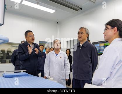 (250823) -- PÉKIN, 23 août 2025 (Xinhua) -- Hu Chunhua et des membres d'un groupe de la délégation centrale visitent l'hôpital populaire de Nyingchi à Nyingchi, dans la région autonome de Xizang, au sud-ouest de la Chine. Confiés par Xi Jinping, secrétaire général du Comité central du Parti communiste chinois (PCC), les membres d’une délégation centrale se sont rendus respectivement à Qamdo, Nagqu, Nyingchi et Shannan pour s’informer des efforts locaux dans les secteurs de l’éducation, de la médecine et de la santé, et de la protection des reliques culturelles. Samedi, la délégation centrale dans la région autonome de Xizang, dans le sud-ouest de la Chine, est rentrée à Pékin à l'arrière Banque D'Images
