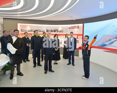 (250823) -- PÉKIN, 23 août 2025 (Xinhua) -- Zhang Guoqing et des membres d'un groupe de la délégation centrale visitent l'école primaire expérimentale de Qamdo à Qamdo, dans la région autonome de Xizang, au sud-ouest de la Chine. Confiés par Xi Jinping, secrétaire général du Comité central du Parti communiste chinois (PCC), les membres d’une délégation centrale se sont rendus respectivement à Qamdo, Nagqu, Nyingchi et Shannan pour s’informer des efforts locaux dans les secteurs de l’éducation, de la médecine et de la santé, et de la protection des reliques culturelles. Samedi, la délégation centrale dans la région autonome de Xizang, dans le sud-ouest de la Chine, est retournée à Beij Banque D'Images