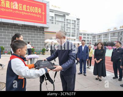 (250823) -- PÉKIN, 23 août 2025 (Xinhua) -- Zhang Guoqing et des membres d'un groupe de la délégation centrale visitent l'école primaire expérimentale de Qamdo à Qamdo, dans la région autonome de Xizang, au sud-ouest de la Chine. Confiés par Xi Jinping, secrétaire général du Comité central du Parti communiste chinois (PCC), les membres d’une délégation centrale se sont rendus respectivement à Qamdo, Nagqu, Nyingchi et Shannan pour s’informer des efforts locaux dans les secteurs de l’éducation, de la médecine et de la santé, et de la protection des reliques culturelles. Samedi, la délégation centrale dans la région autonome de Xizang, dans le sud-ouest de la Chine, est retournée à Beij Banque D'Images