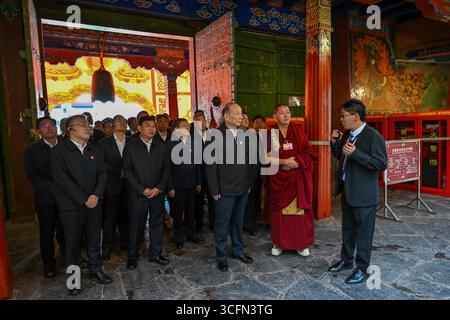 (250823) -- PÉKIN, 23 août 2025 (Xinhua) -- Zhang Shengmin et des membres d'un groupe de la délégation centrale visitent le monastère de Samye à Shannan, dans la région autonome de Xizang, au sud-ouest de la Chine. Confiés par Xi Jinping, secrétaire général du Comité central du Parti communiste chinois (PCC), les membres d’une délégation centrale se sont rendus respectivement à Qamdo, Nagqu, Nyingchi et Shannan pour s’informer des efforts locaux dans les secteurs de l’éducation, de la médecine et de la santé, et de la protection des reliques culturelles. Samedi, la délégation centrale dans la région autonome de Xizang, dans le sud-ouest de la Chine, est retournée à Pékin après un vol Banque D'Images
