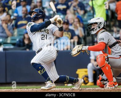 Milwaukee, États-Unis. 23 août 2025. Le troisième joueur de base des Milwaukee Brewers, Caleb Durbin, frappe un doublé de la RBI devant Patrick Bailey, le receveur des San Francisco Giants, dans la deuxième manche du match MLB entre les San Francisco Giants et les Milwaukee Brewers à l'American Family déposé à Milwaukee, Wisconsin, le samedi 23 août 2025. Photo de Tannen Maury/UPI crédit : UPI/Alamy Live News Banque D'Images