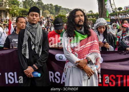Bandung, Java occidental, Indonésie. 24 août 2025. Les manifestants prient pendant une action de solidarité pour la Palestine à Bandung, Java occidental. Ils ont exigé la libération de la Palestine et le boycott des produits israéliens et condamné le meurtre de journalistes palestiniens d'Al Jazeera et de travailleurs des médias lors des récentes frappes aériennes israéliennes sur Gaza. (Crédit image : © Dimas Rachmatsyah/ZUMA Press Wire) USAGE ÉDITORIAL SEULEMENT ! Non destiné à UN USAGE commercial ! Crédit : ZUMA Press, Inc/Alamy Live News Banque D'Images