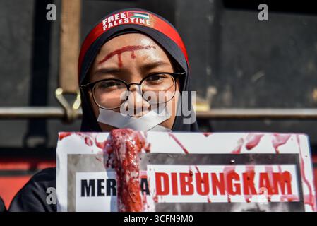 Bandung, Java occidental, Indonésie. 24 août 2025. Des manifestants ont mis en scène un théâtre lors d'une action de solidarité pour la Palestine à Bandung, Java occidental. Ils ont exigé la libération de la Palestine et le boycott des produits israéliens et condamné le meurtre de journalistes palestiniens d'Al Jazeera et de travailleurs des médias lors des récentes frappes aériennes israéliennes sur Gaza. (Crédit image : © Dimas Rachmatsyah/ZUMA Press Wire) USAGE ÉDITORIAL SEULEMENT ! Non destiné à UN USAGE commercial ! Crédit : ZUMA Press, Inc/Alamy Live News Banque D'Images