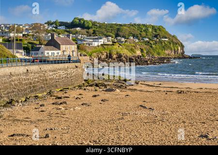 Benllech Beach and Village, une station balnéaire populaire et destination de vacances à la plage., Anglesey, pays de Galles du Nord. Banque D'Images