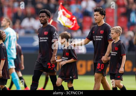 BayArena, Allemagne. 23 août 2025. Nathan Tella de Bayer Leverkusen et Ibrahim Maza de Bayer Leverkusen regardent pendant le 1er Allemand. Match de Bundesliga entre Bayer 04 Leverkusen et TSG Hoffenheim à Leverkusen le 23 août 2025 à BayArena, Allemagne. (Crédit : Marcel ter bals/MTB-photo/Alamy Live News) crédit : MTB photo/Alamy Live News Banque D'Images